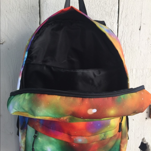 Linive Backpack - Picture 2 of 7